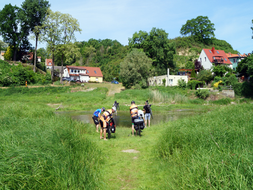 Der Oder-Neiße-Radweg - Deichscharte Zollbrücke Fahrräder auf die Schulter und durchs Wasser
