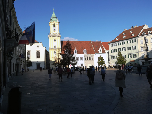 Der Rathausplatz mit Maximilianbrunnen 2022 Der Rathausplatz mit Maximilianbrunnen 2022